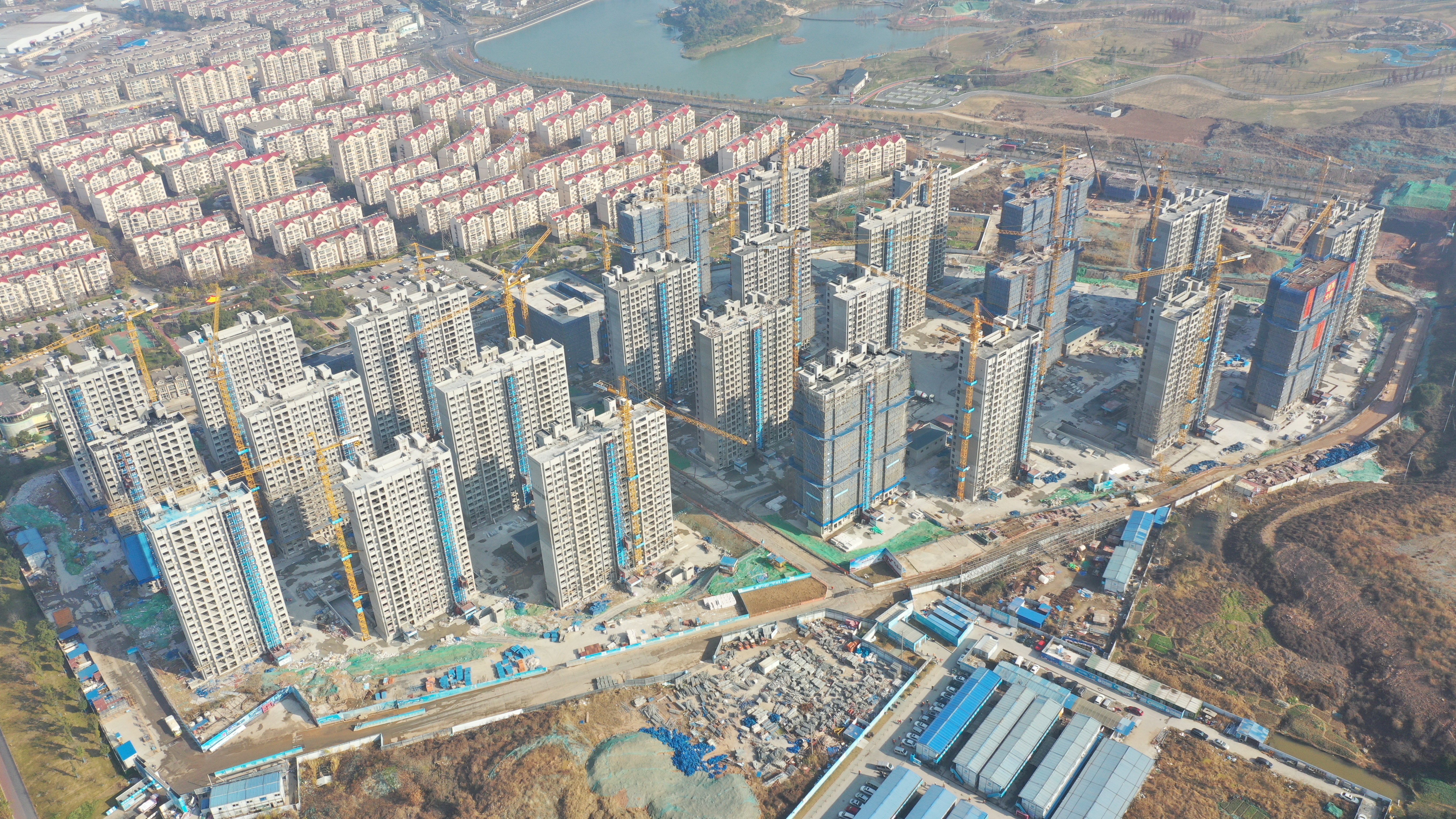 盘城2号地块经济适用房（拆迁安置房）主楼主体结构封顶，，，，，，，明年竣工！