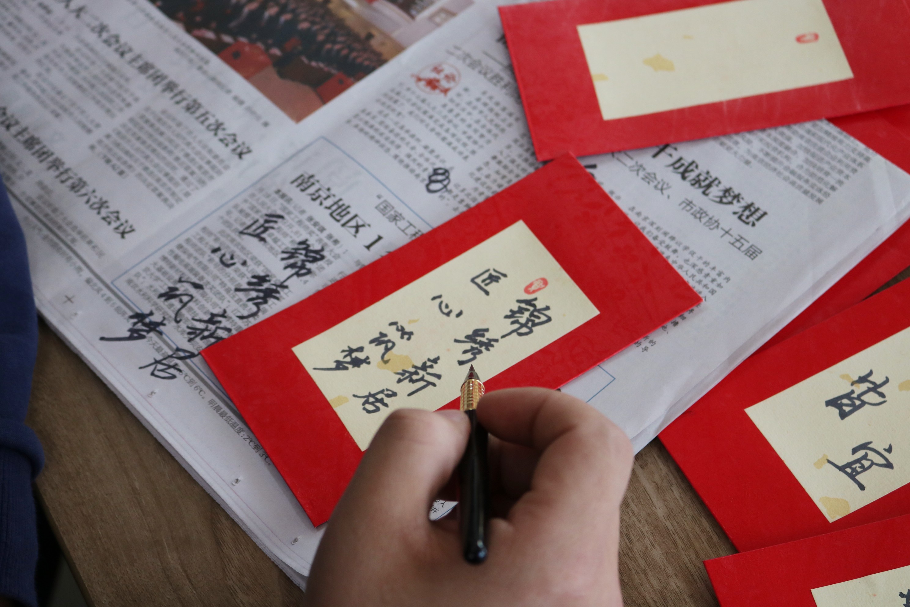 龙行龘龘谱新章 NG娱乐集团工会开展祝语迎新春书写活动